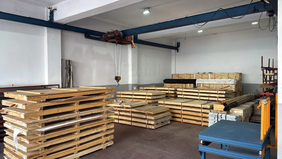 Çorlu deposu: sandıklarda levhalar ve tavan vinci